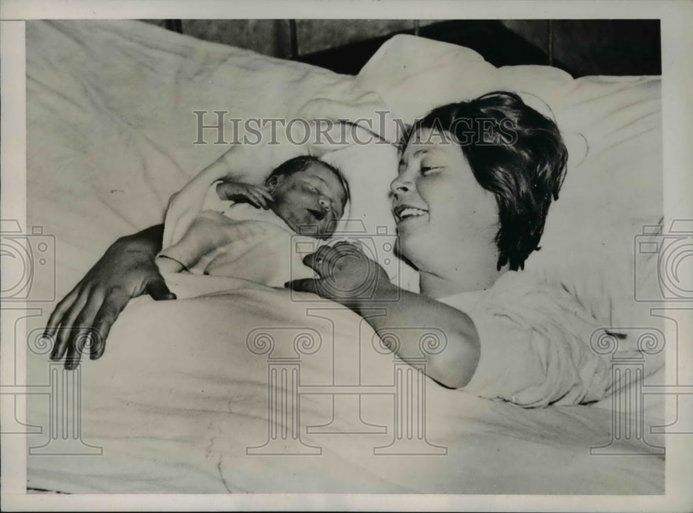 1937 Press Photo Mrs Virgil Pirkle and nine pound son, when an ambulance arrived - Historic Images