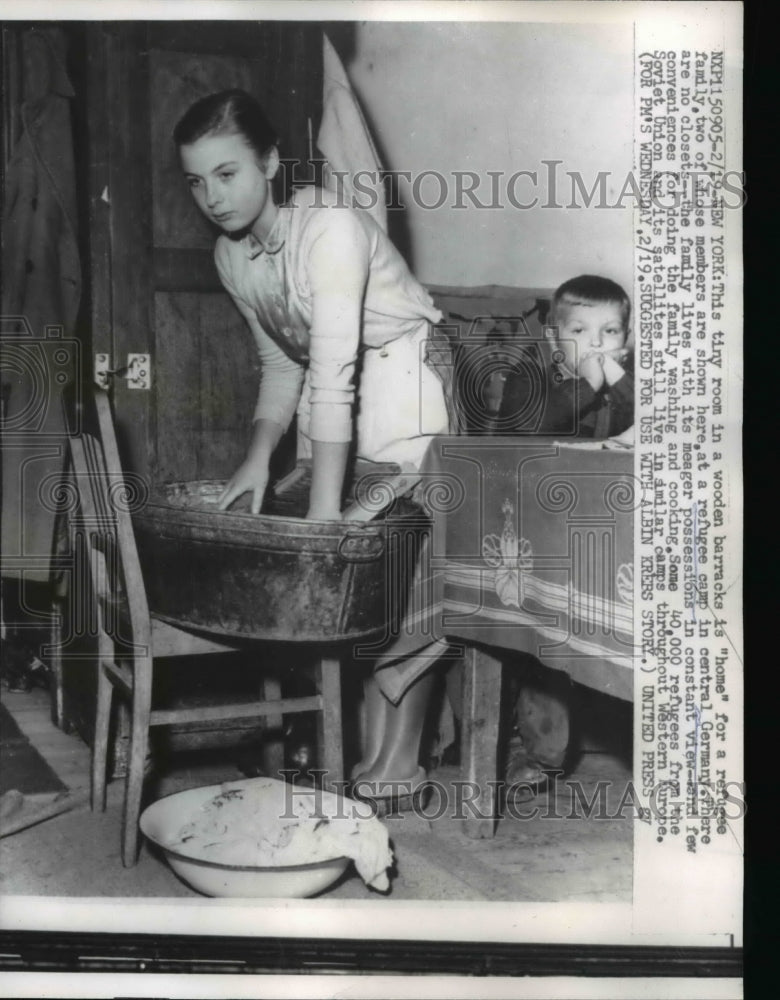 1958 Press Photo NYC Refugee family in tiny room as their home - Historic Images