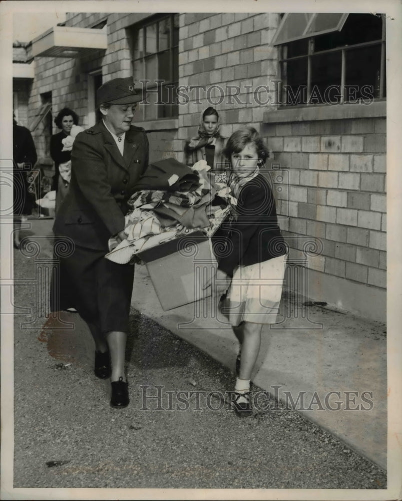 1952 Press Photo Bald Knob Ark Edna L Westerman at Red Cross HQ with clothes - Historic Images