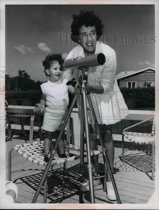 1964 Press Photo Mrs John S Wilbur & granddaughter Francesca de Chiare - Historic Images