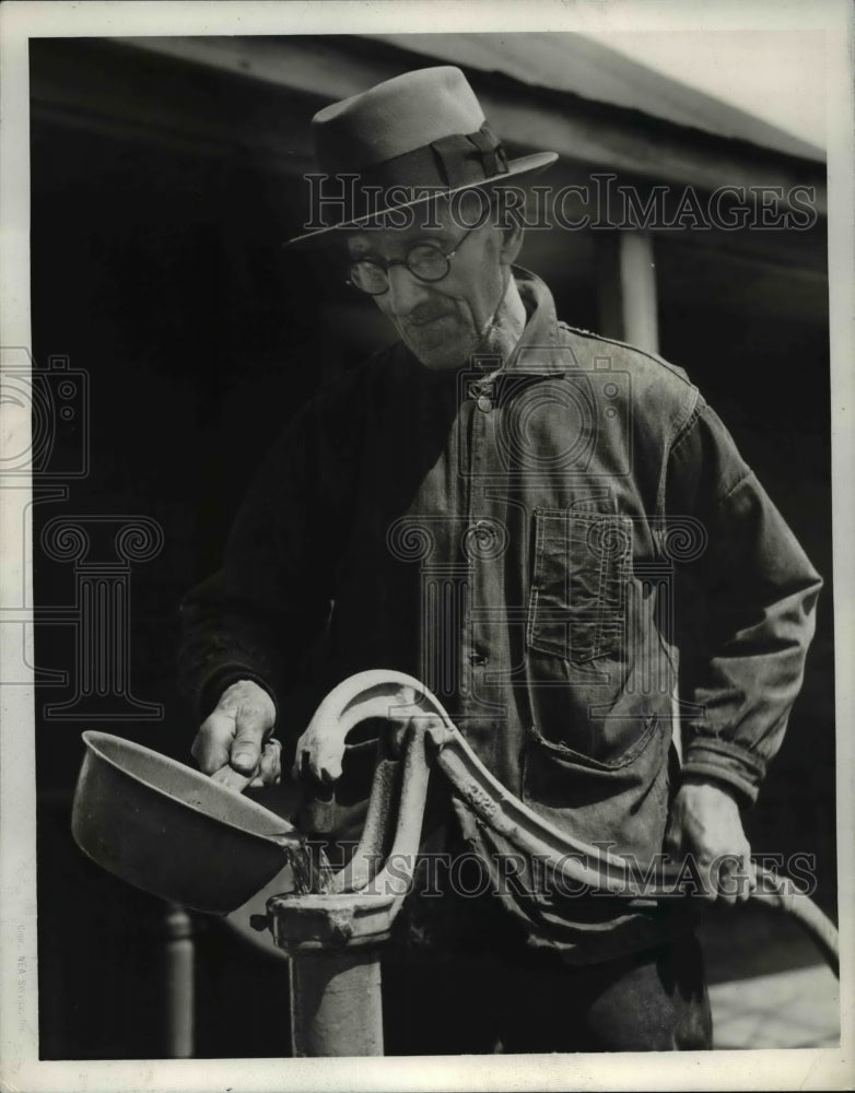 1938 Press Photo Jake Walters, Dover Center Road, Dover Center Ohio pumps water - Historic Images