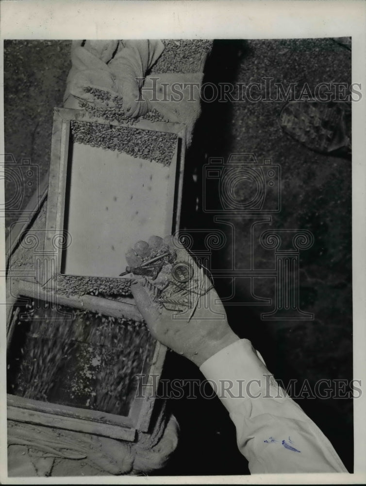 1947 Press Photo Indianapolis Many Things come into the mill with grain includin - Historic Images