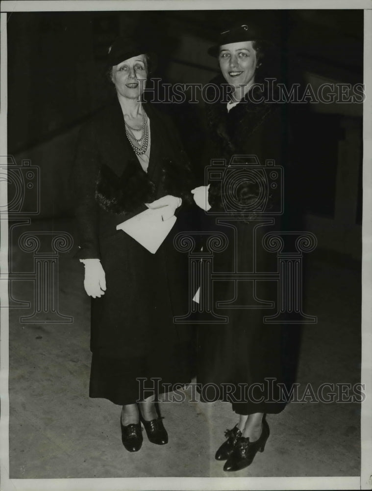 1934 Press Photo Riders Club hound show in NY Mrs LC Thall &amp; Mrs Sl Gould - Historic Images