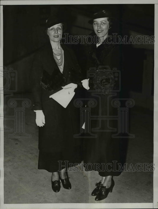 1934 Press Photo Riders Club hound show in NY Mrs LC Thall & Mrs Sl Gould - Historic Images