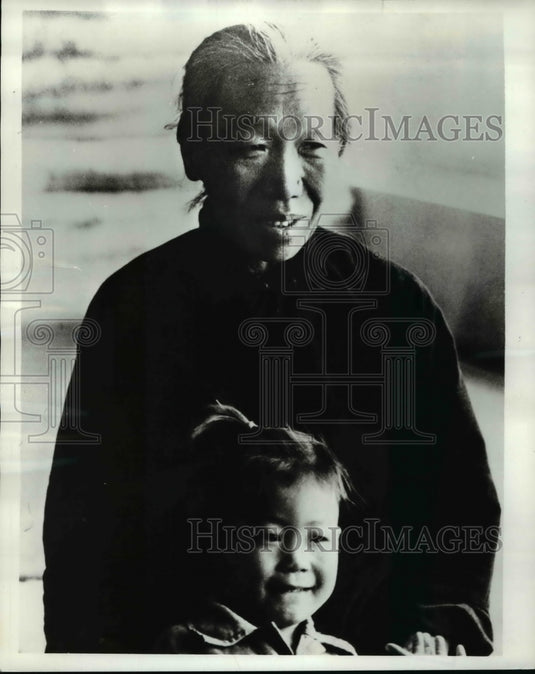 1972 Press Photo Chinese man & child on Chung Kuo special on China on  ABC - Historic Images