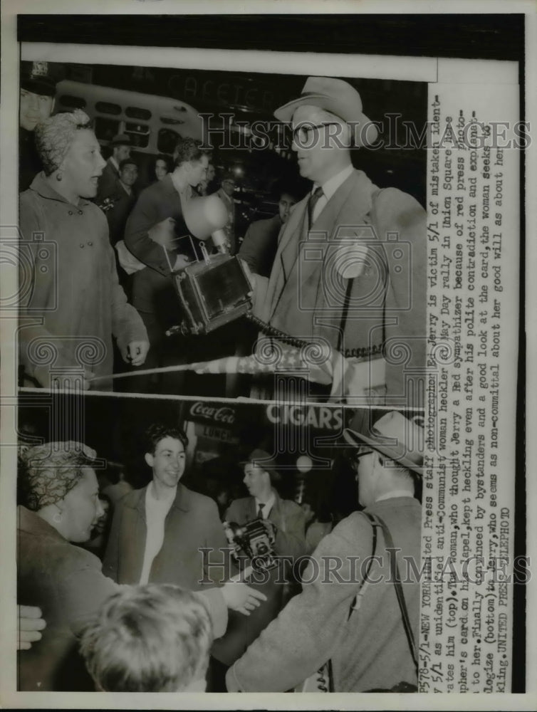 1953 Press Photo NYC UP photographer Ed Jerry &amp; anti communist hecklers - Historic Images