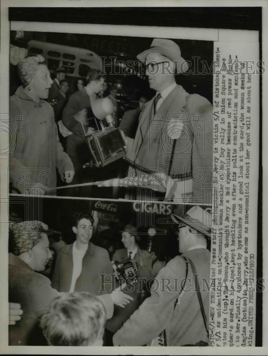 1953 Press Photo NYC UP photographer Ed Jerry & anti communist hecklers - Historic Images