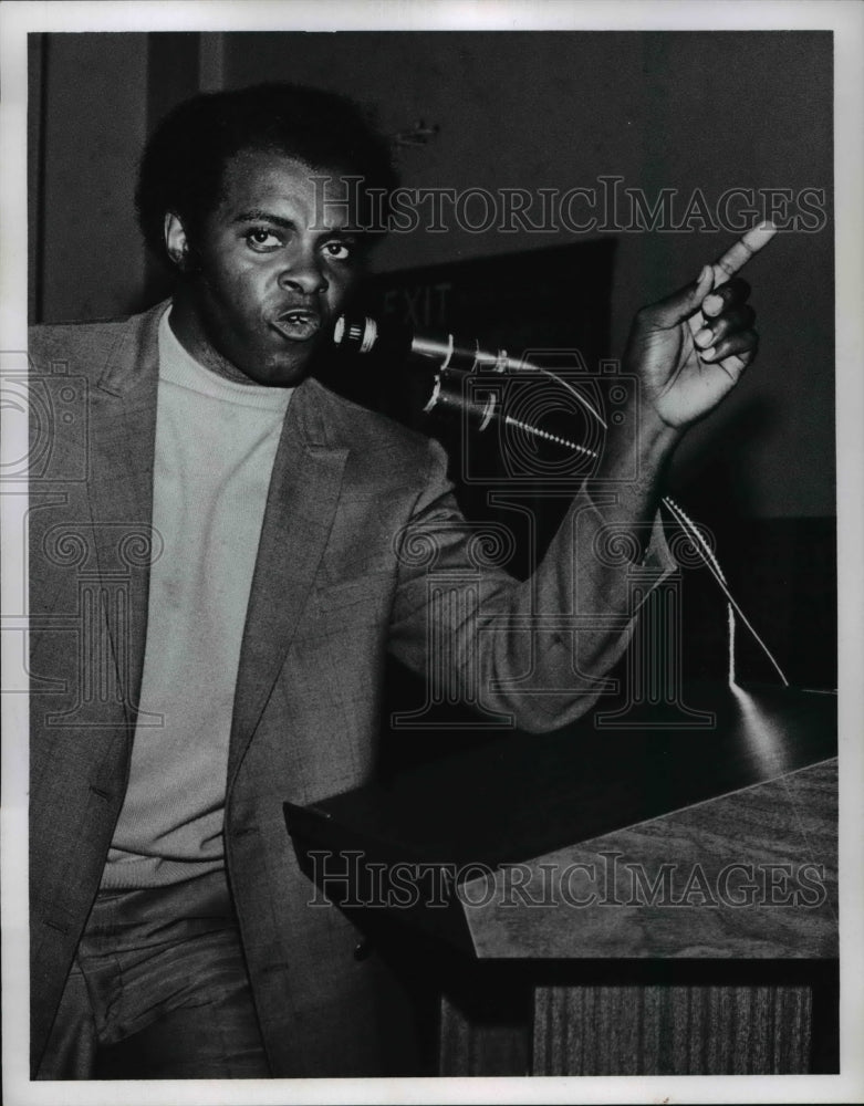 1969 Press Photo Mr Bunkleman at a podium making a speech - Historic Images