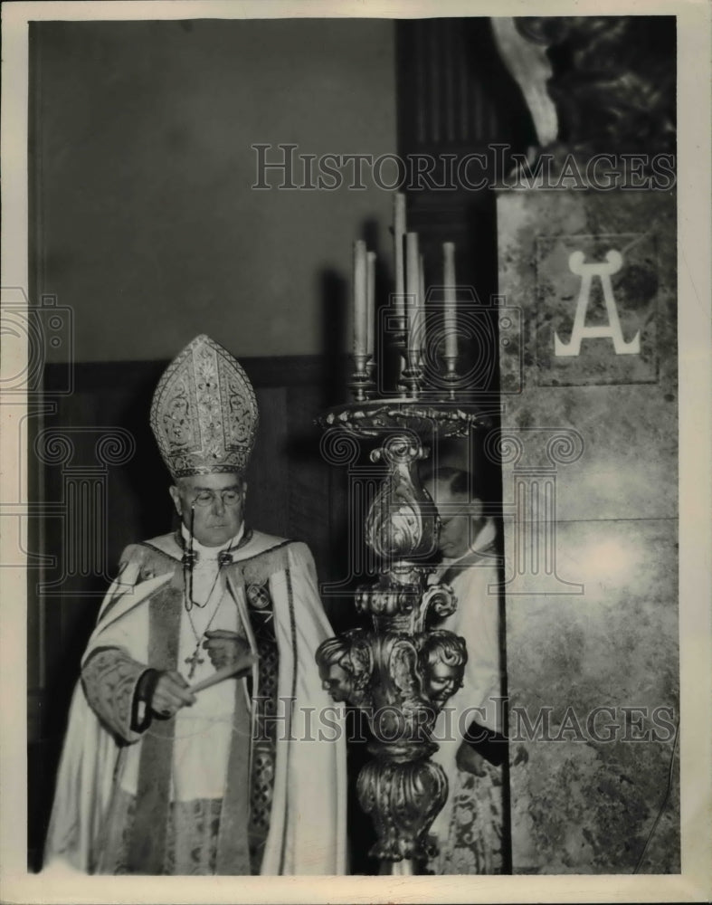 1948 Press Photo Bishop Edward F Haban consecrates a cathedral - Historic Images