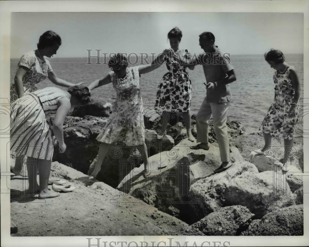 1962 Press Photo Port Ercole Italy with helping hand from her husband Prince - Historic Images