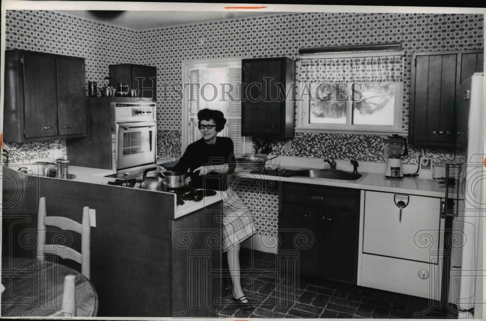 1967 Press Photo Mrs John J OBrien at Stove in Wallpapered Kitchen Westlake Ohio - Historic Images