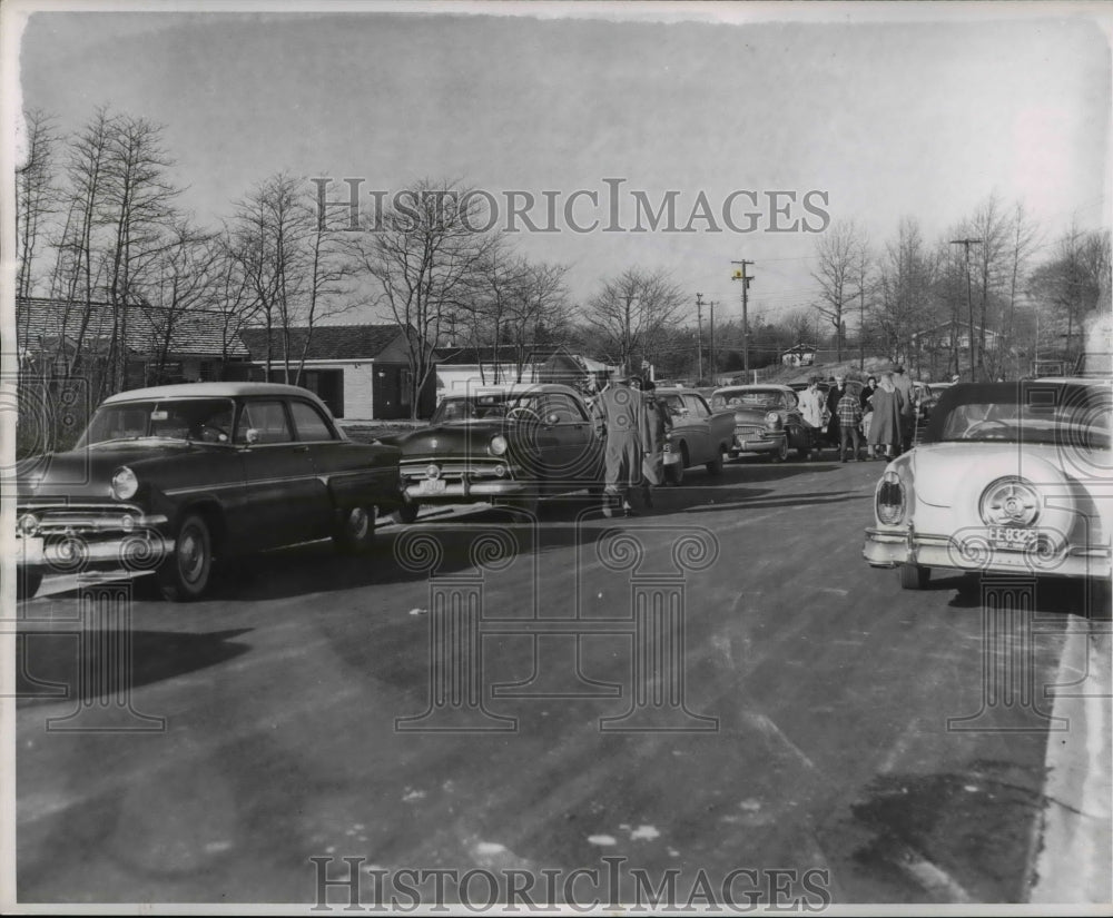 1957 Press Photo House Of Enchantment Valley Viliage Cars Parked By House - Historic Images