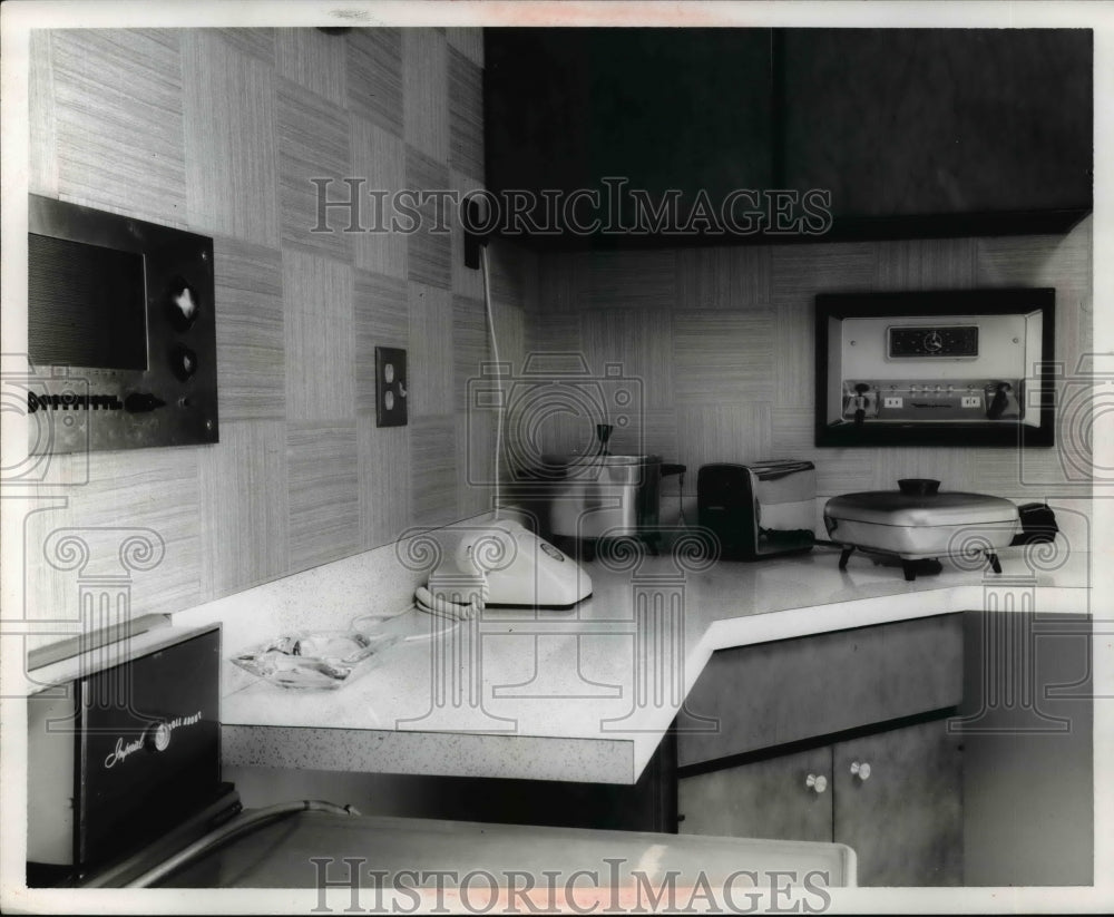 Press Photo Lorain Medina Rural Electric Cooperative Model Home Willington - Historic Images