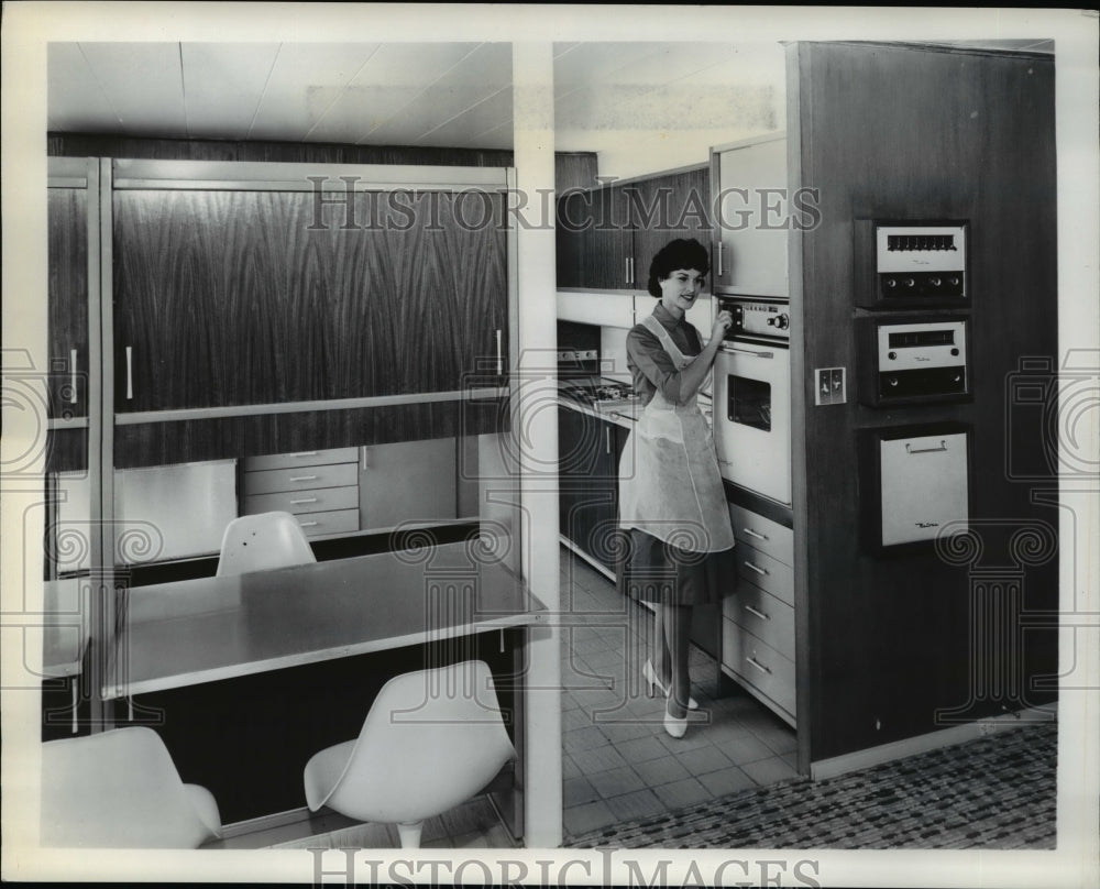 1960 Press Photo Free standing working wall cabinet between kitchen and family - Historic Images