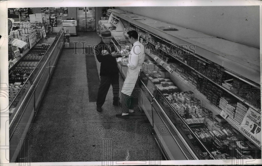 1963 Press Photo Pick N Pay grocery Cleveland Frank Petrick, Bruce Eubanks - Historic Images