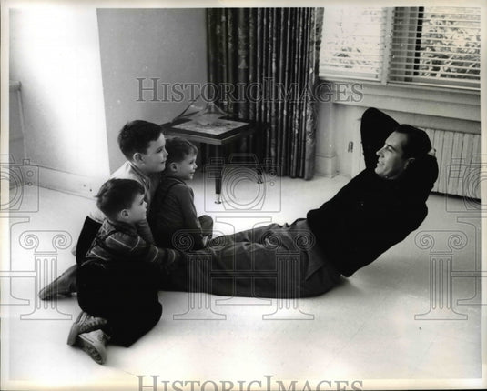 1962 Press Photo Jerome Hines keeps his feet planted on the ground with help - Historic Images