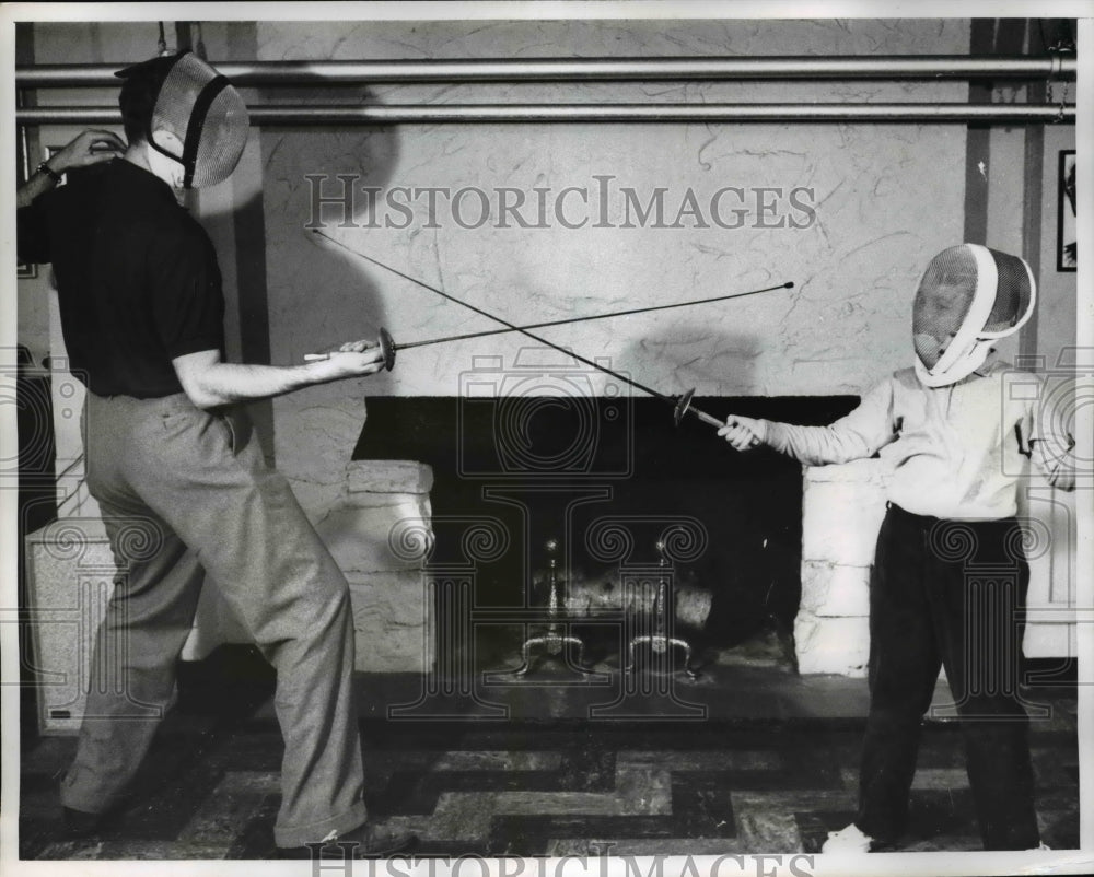 1962 Press Photo En Garde! Jerome Hines and David Hines fence together. - Historic Images