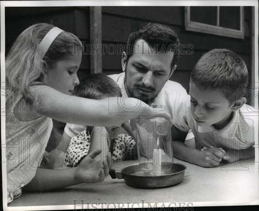 1961 Press Photo Steven Hill and children learn  the Freudian Influence - Historic Images