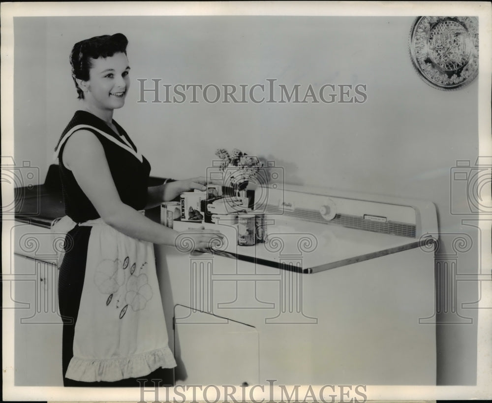 1958 Press Photo The convection cool cabinet of the new Maytag Halo of heat - Historic Images