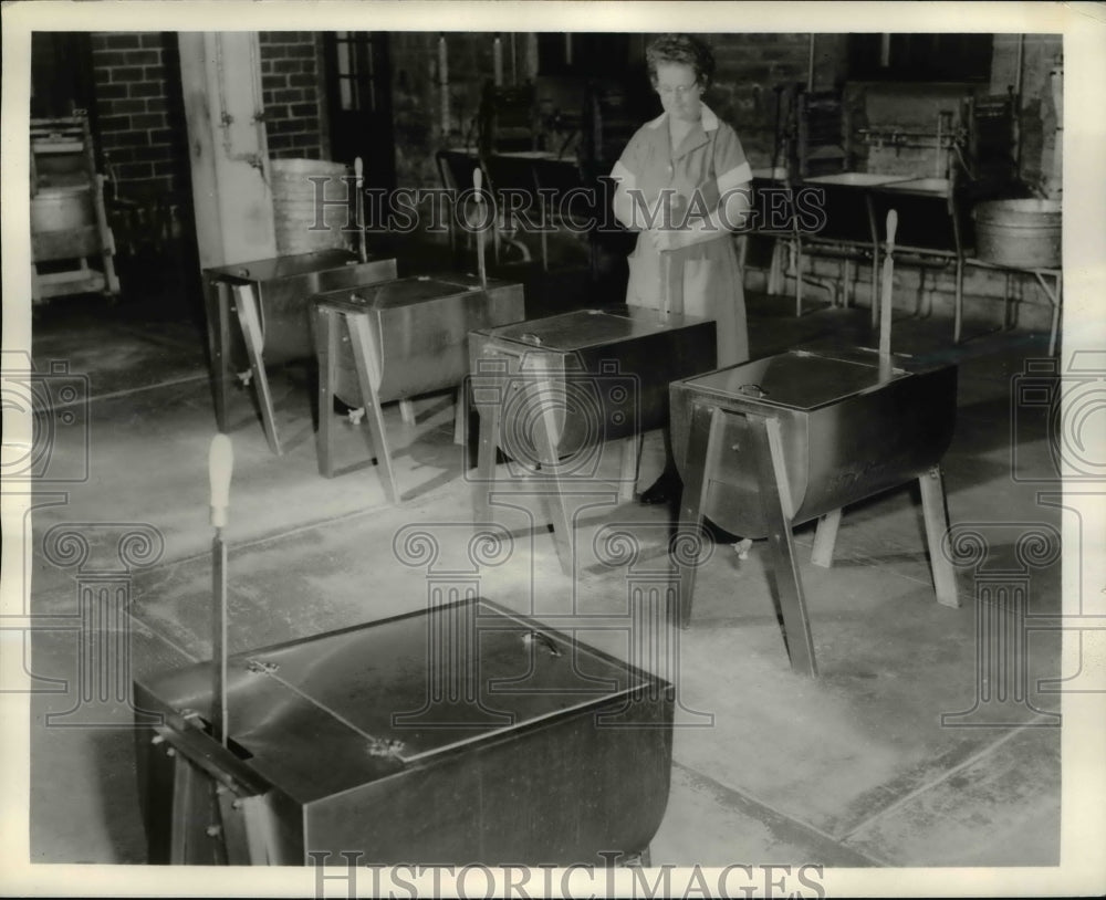1963 Press Photo general view of laundry room with Mrs Everett Garrett, - Historic Images