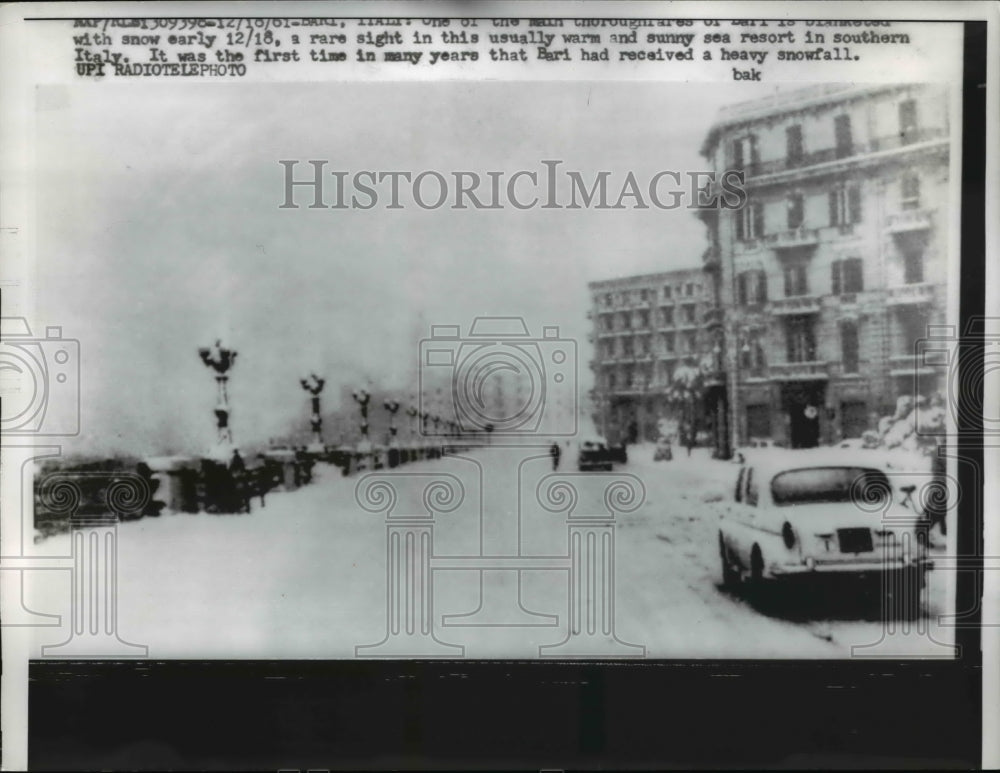 1961 Press Photo Bari Italy The main thoroughfare was covered with snow a rare - Historic Images