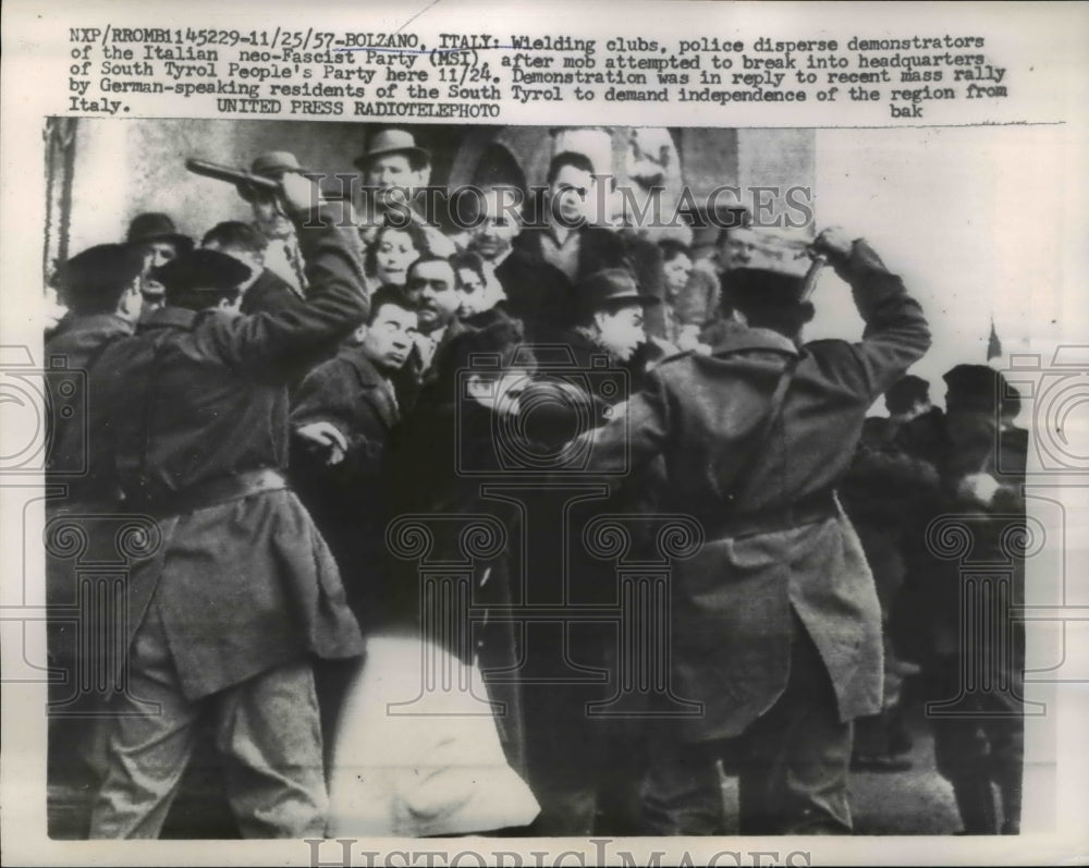 1957 Press Photo Bolzano Italy police disperse demonstrators of the Italian - Historic Images