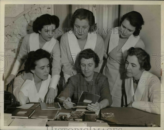 1942 Press Photo Dan Moore Barbra Mields Joseph Hill Yorkshire Committee - Historic Images
