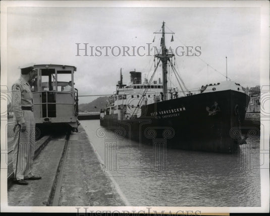 1957 Press Photo Freighter Petr Chaykovsky in Miraflores Locks of Panama Canal - Historic Images