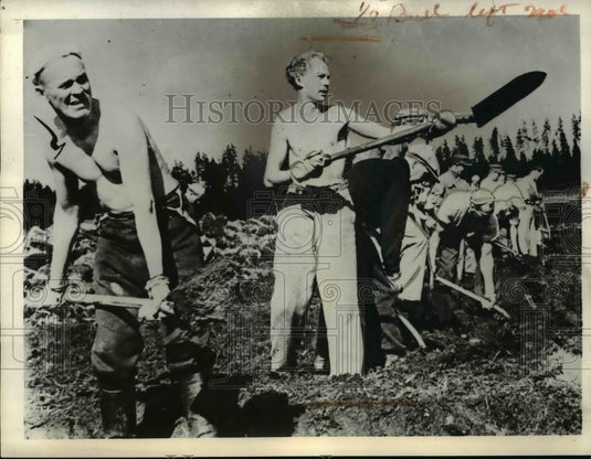 1939 Press Photo Stripped to the waist, youths and men of Finnish Civil Guard - Historic Images