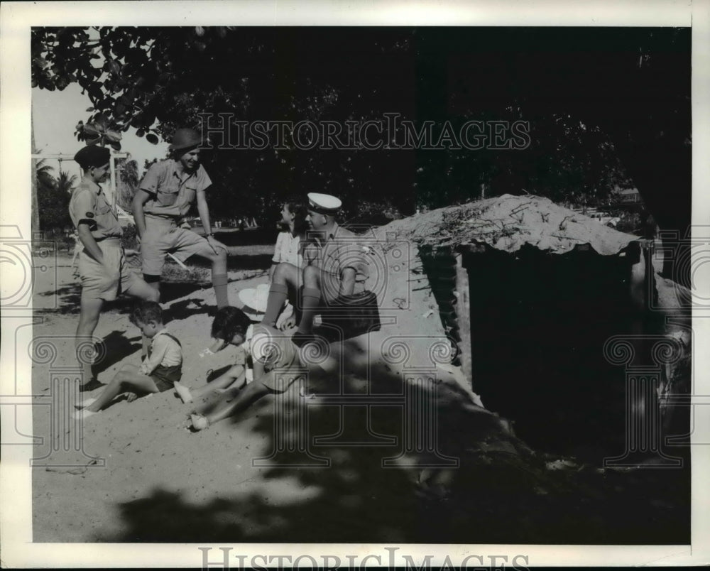 1942 Press Photo Mr. and Mrs. Remington out with their children at the beach - Historic Images