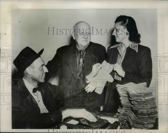 1950 Press Photo Real life Santa Claus and his two helpers - Historic Images