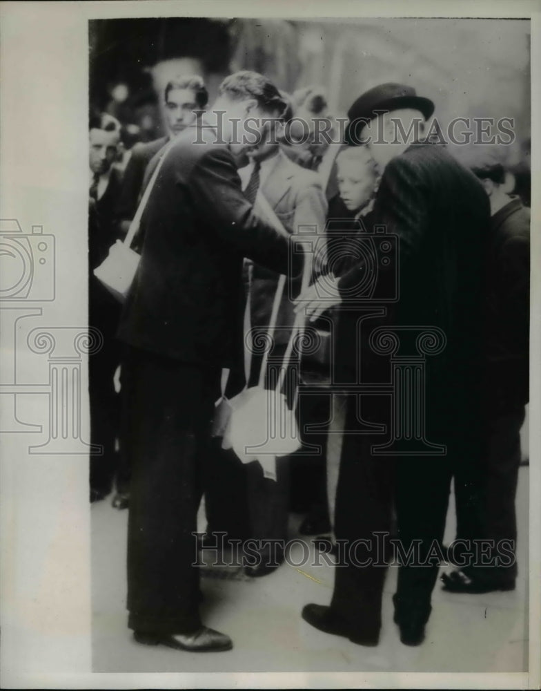 1939 Press Photo The London street vendors selling gas mask cases - Historic Images