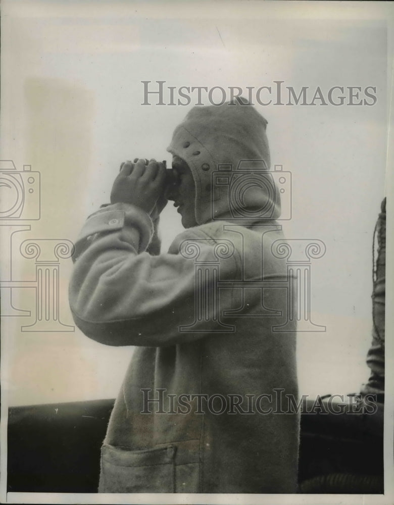 1939 Press Photo A watch keeper keeps an eye on the sea. - Historic Images