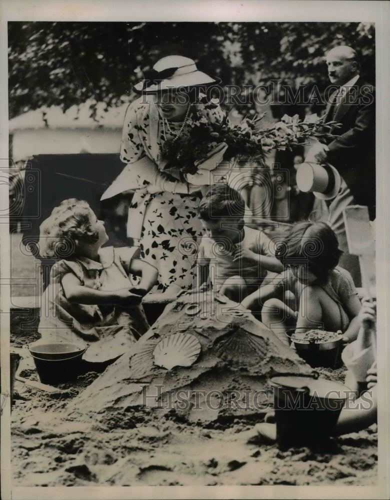 1936 Press Photo Duchess of York gets down to earth with some of the tots - Historic Images