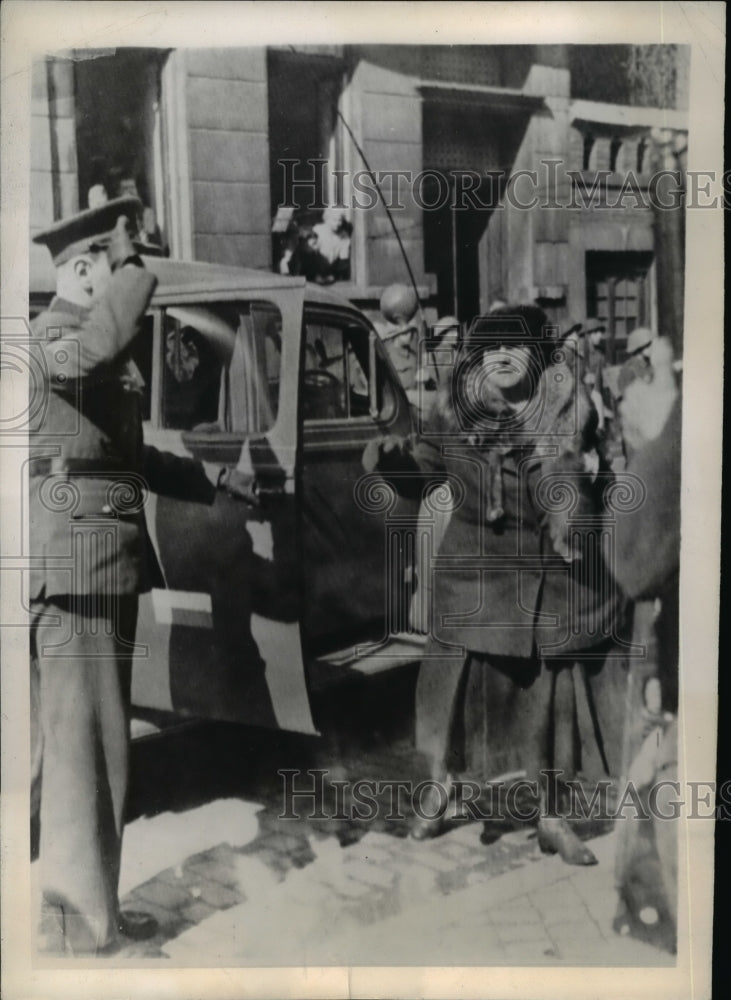 1945 Press Photo Queen Wilhelmina inspects the Dutch troops in Maastricht - Historic Images