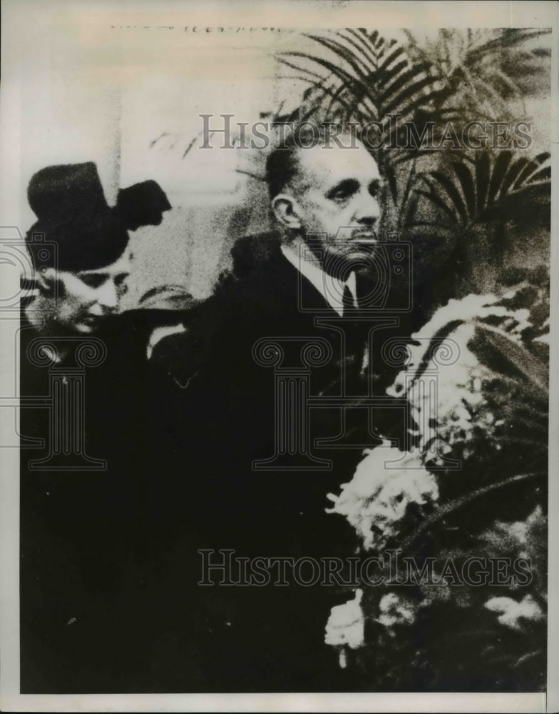 1938 Press Photo Former King Alfonso of Spain with one of the royal Princesses - Historic Images