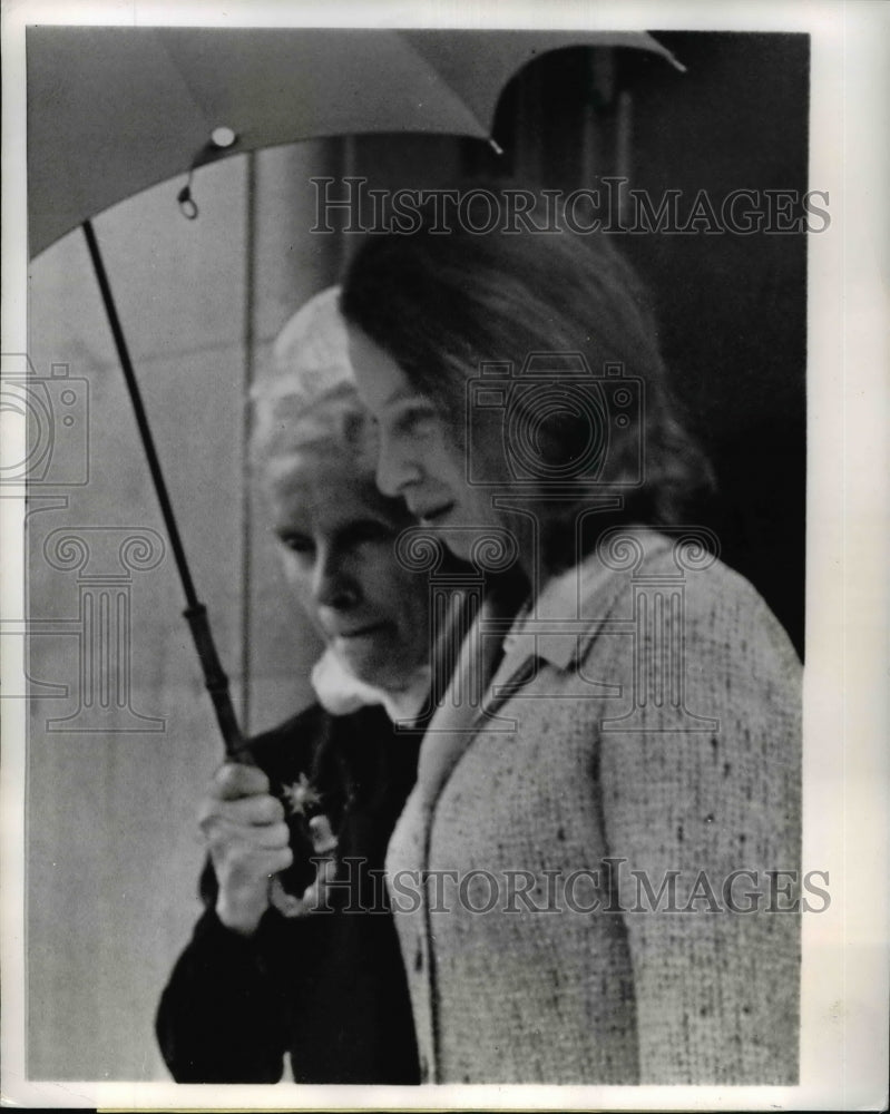 1966 Press Photo Princess Ann as she leaves King Edward VII Hospital - Historic Images