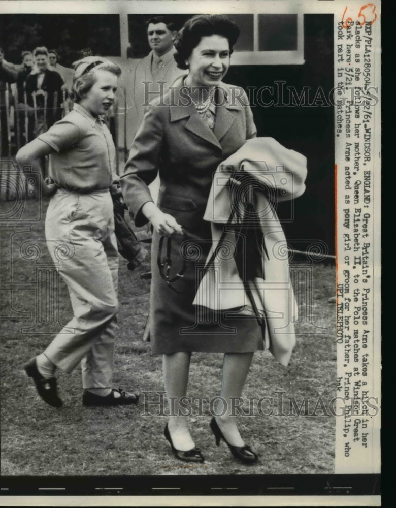 1961 Press Photo Princess Anne as she follows her mother Queen Elizabeth II - Historic Images