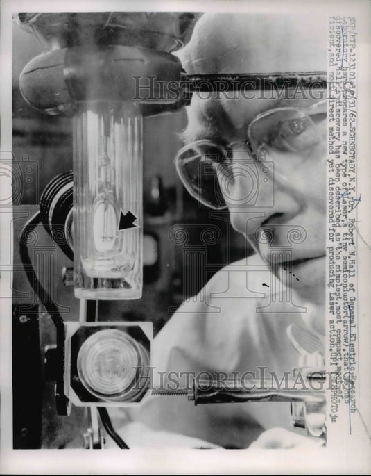 1962 Press Photo Dr. Robert hall of General Electric Research Laboratory - Historic Images