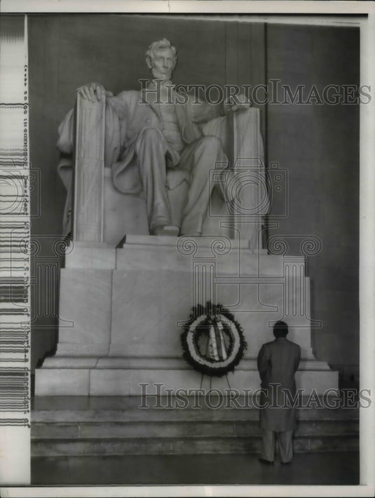 1954 Press Photo Man giving his respect to Abraham Lincoln - Historic Images