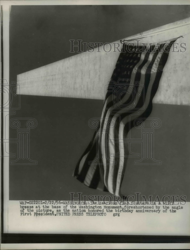 1956 Press Photo The American flag at the Washington Monument - Historic Images