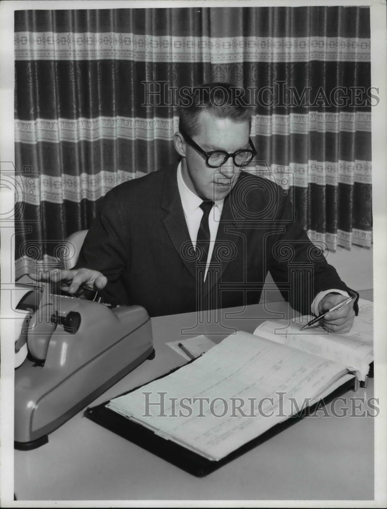 1961 Press Photo Robert Luoma of Beachwood Finance Director - Historic Images