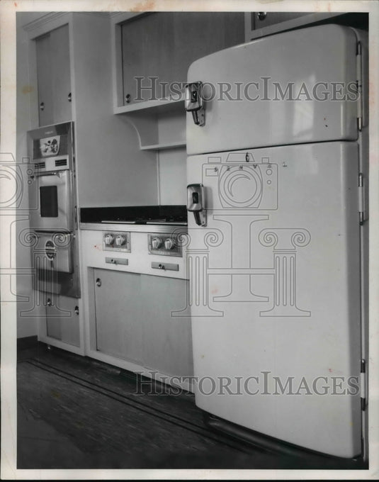 1955 Press Photo No stoop oven sliding cabinet doors & at knee level avoid bumps - Historic Images