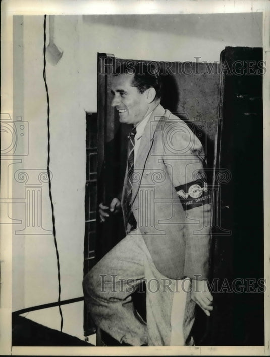 1943 Press Photo Chief Observer at the prison post as he climbs the prison roof - Historic Images