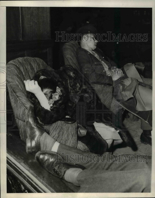 1943 Press Photo No rooms for sleepy service members. - Historic Images