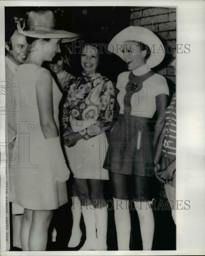 1970 Press Photo Princess Anne enjoys a conversation with alouch-hatted Maureen - Historic Images