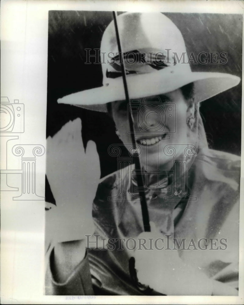 1970 Press Photo Christchruch New Zealand Wide Brimed Hat Plastic Cap Anne - Historic Images