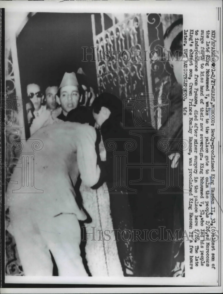 1961 Press Photo King Hassan II walks to the palace gate ro cal the People - Historic Images