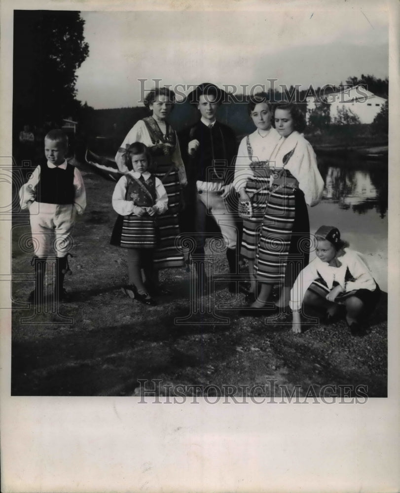 1953 Press Photo Youngsters from the Province of Dala Carlier in Vatice Costume - Historic Images