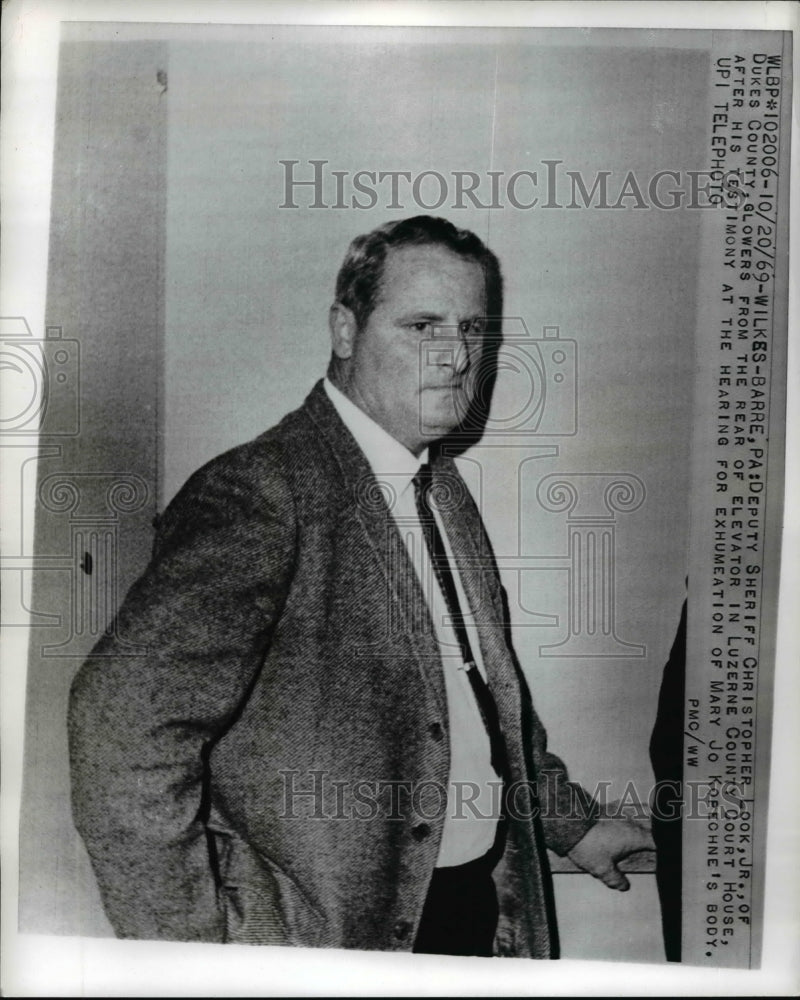 1969 Press Photo Deputy Sheriff Christopher Look Jr.in Luzerne County Courthouse - Historic Images